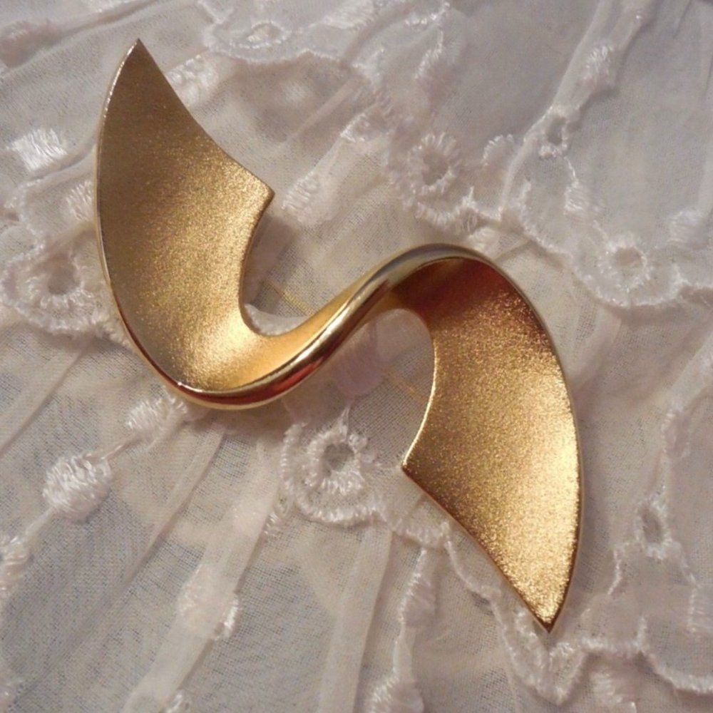 Designer Signed Sarah Coventry Beautiful Shiny & Brushed Gold Tone Brooch